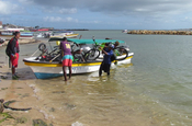 Ausladen der Mountainbikes auf Insel Tierra Bomba