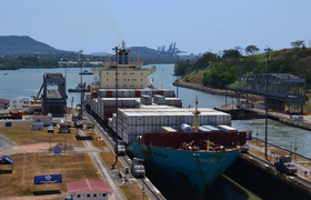 Kontainerschiff im Panamakanal
