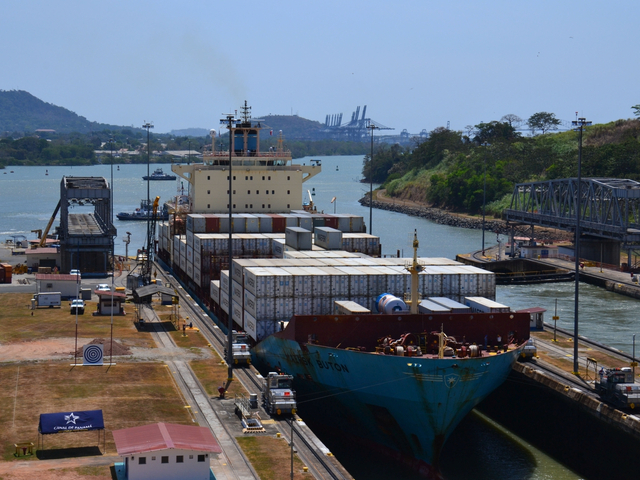 Kontainerschiff im Panamakanal