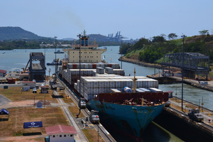 Kontainerschiff im Panamakanal