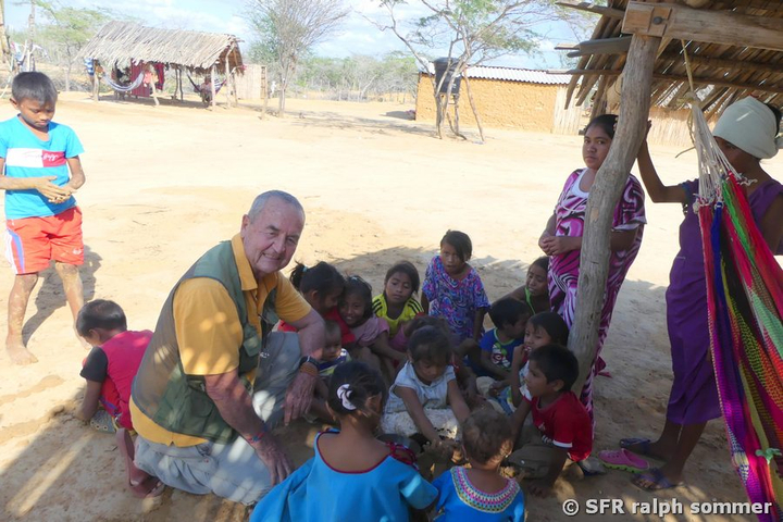 Ralph Sommer im Dorf der Wayuu mit Kindern