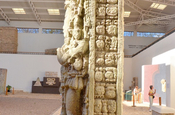 Seitenansicht der Stele im Maya Museum