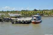 Touristenboot am Hafen in San Jorge