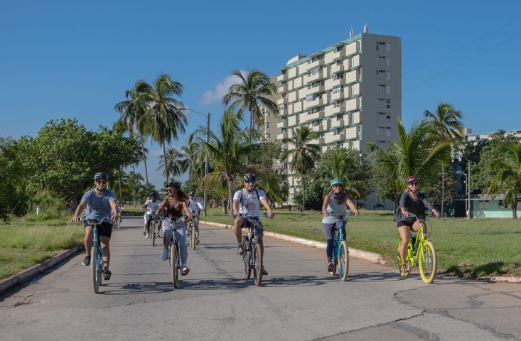 E-Biking in Vorstadt von Havanna
