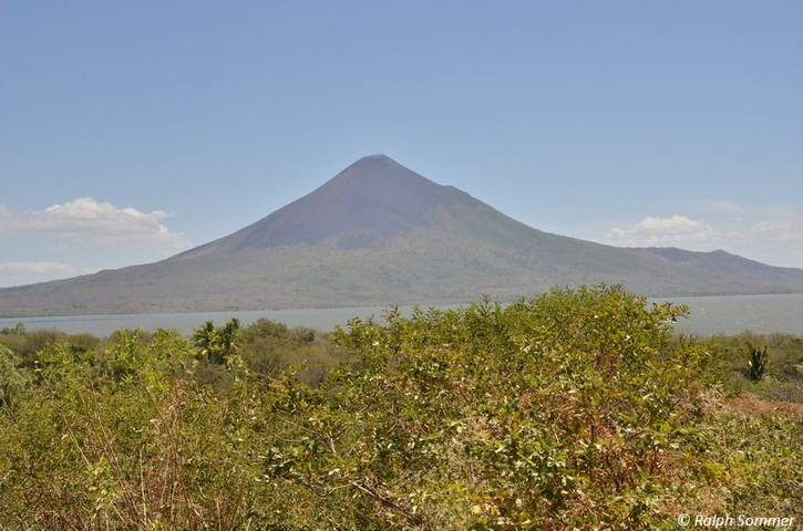 Vulkan Momotombo am Nicaraguasee