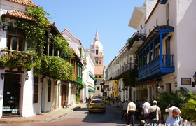 Koloniale Gasse und Kathedrale in Cartagena Kolumbien