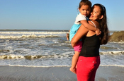 Mutter mit Kind am Strand von Pochomil