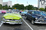 bunte amerikanische Limousinen in Havanna auf Kuba