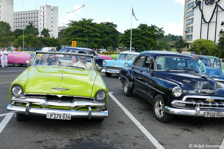 bunte amerikanische Limousinen in Havanna auf Kuba