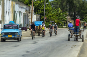 Radfahren in einem Vorort von Havanna