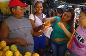 Früchte probieren auf dem Mercado Bazurto