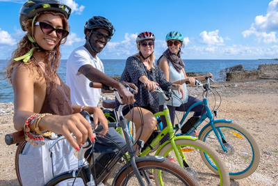 Bikergruppe am Strand
