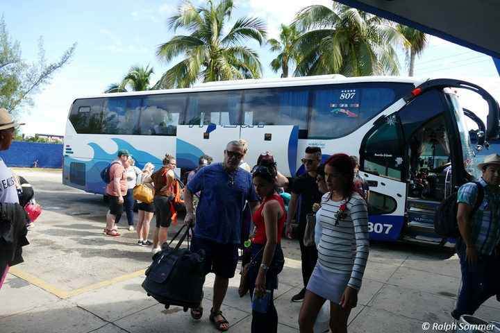 Viazul Bus auf der Halbinsel Hicacos in Kuba