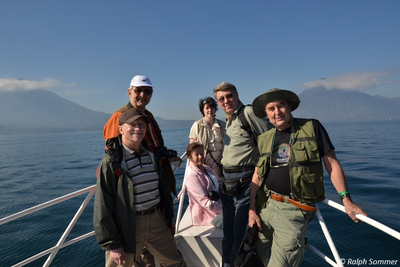 Ralph und Reisegruppe bei der Bootsfahrt auf dem Atitlán-See