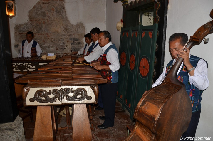 Marimbakapelle in einem Restaurant in Antigua