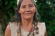 Indigene Frau am Amazonas