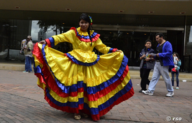 Kleid mit Kolonialfarben vor dem Goldmuseum in Bogota Kolumbien