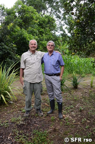 Ralph Sommer auf einer Öko-Farm bei Salento mit dem Besitzer