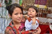 Junge Mutter mit Kind besucht den Markt in Chichicastenango
