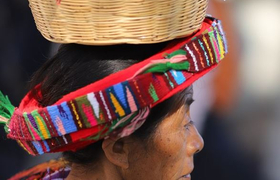 Stoffverkäuferin in Guatemala