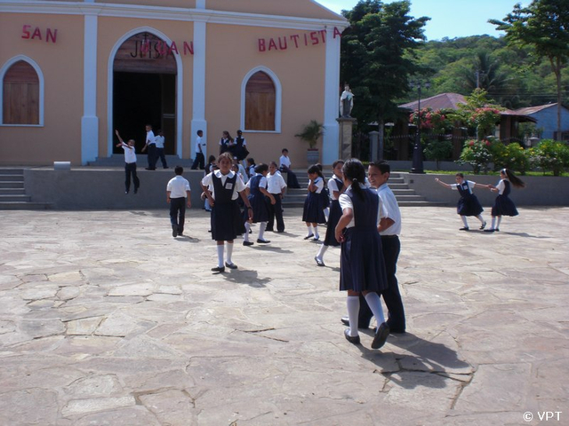 Schüler vor der Kirche Nicaragua