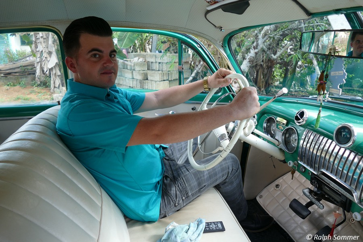 stolzer Taxifahrer auf Kuba
