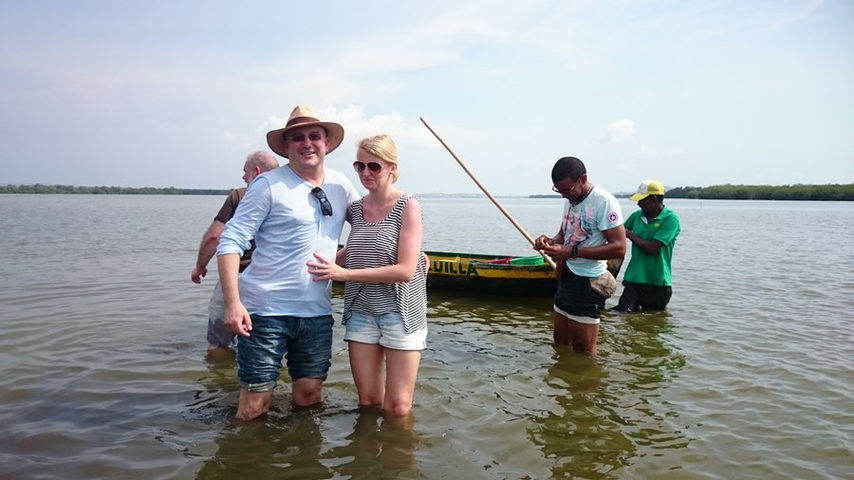 Touristen und Einheimische beim Fischen Cartagena