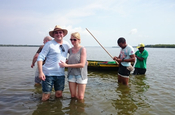 Touristen und Einheimische beim Fischen Cartagena