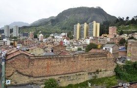 Blick auf den Monserrate Berg in Bogota Kolumbien