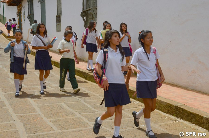 Schüler in Schuluniform in Villa de Leyva