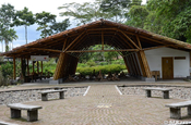 Eingang mit Bambuskonstruktion