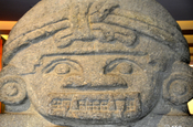 Gesicht in der Stele im Goldmuseum Bogotá