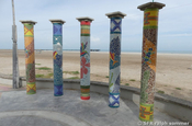Mosaiksäulen an der Strandpromenade