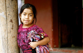 Mädchen mit Armbändern zum Verkaufen in Guatemala