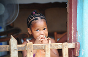 kubanisches Mädchen am Gittertor
