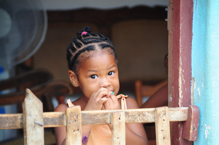 kubanisches Mädchen am Gittertor