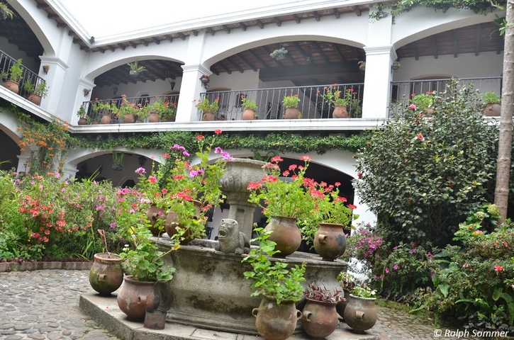 Innenhof mit Brunnen im Hotel Santo Tomás in Chichicastenango