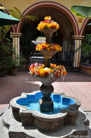 Brunnen mit Blumen im Patio
