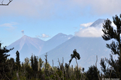 Vulkan Agua Fuego und rechts Vulkan Acatenango