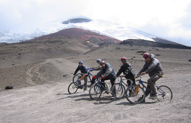 Biking downhill am Cotopaxi