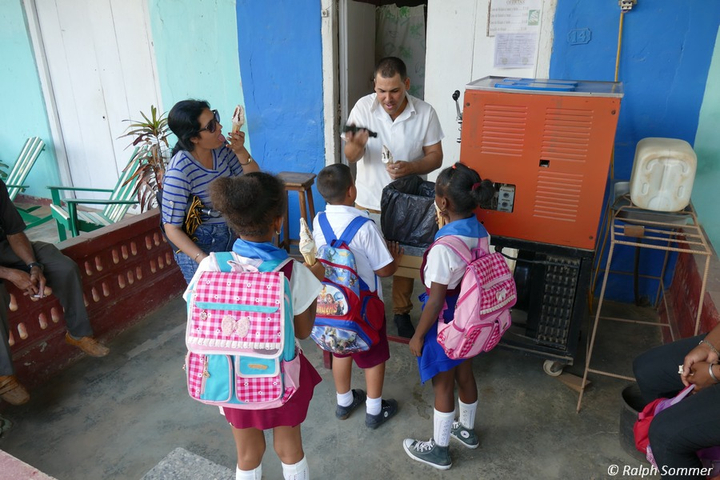 Schulkinder beim Besuch des Botanischen Gartens von Viñales auf Kuba