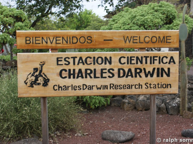Willkommensschild in der Charles Darwin Station, Galapagos