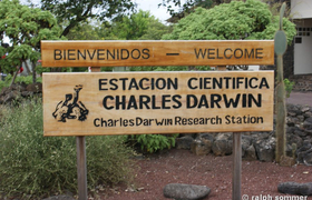 Willkommensschild in der Charles Darwin Station, Galapagos