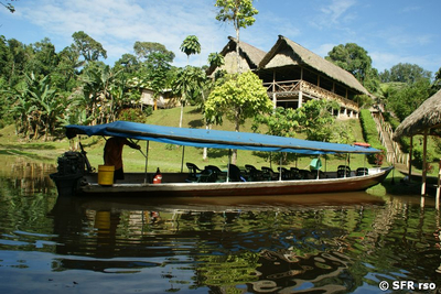 Boot vor der Yarina Lodge