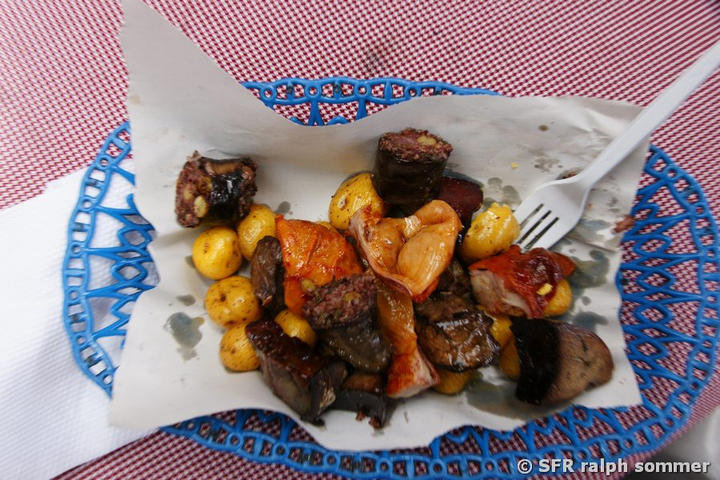 Einheimisches Essen mit Kartoffeln und Wurst