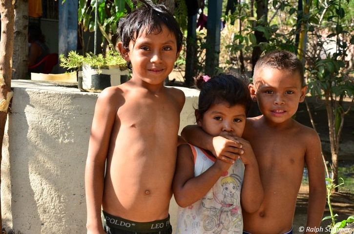 Neugierige Kinder auf Insel Ometepe