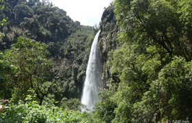 Condor Machay Wasserfall in Ecuador