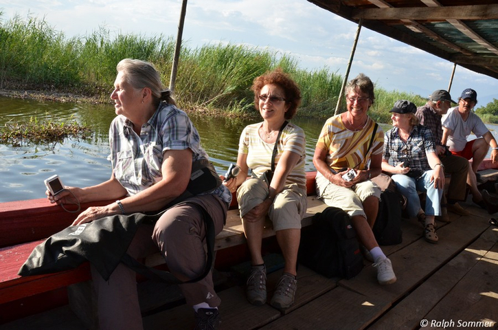 Reisegruppe bei der Bootsfahrt durch das Mangrovengebiet