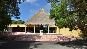 Eingang des Museums in Tikal