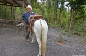 Pferdeführer und Pferd im Nationalpark Pacaya